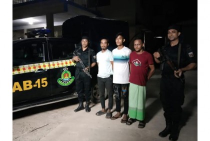 টেকনাফে র‍্যাবের অভিযানে অস্ত্রসহ ৩ ছিনতাইকারী আটক
