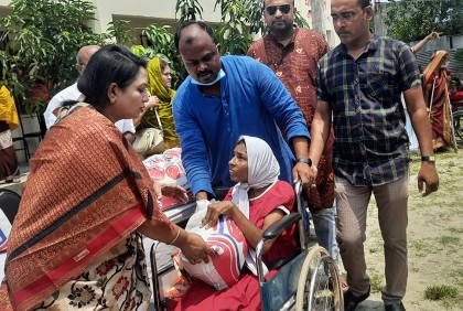 মাদারীপুরে দুস্থদের মাঝে ঈদ উপহার বিতরণ 
