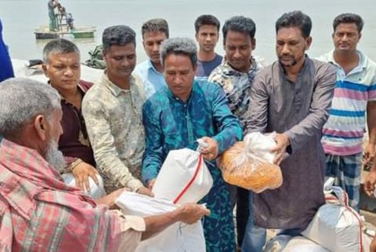 সারিয়াকান্দির চরবাসী পেলেন ঈদ উপহার