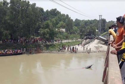 টাঙ্গাইলে শতাধিক যাত্রী নিয়ে ডুবল ইঞ্জিনচালিত নৌকা