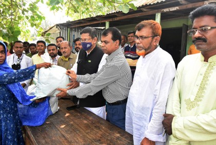 বগুড়ায় নির্বাচনী সহিংসতায় হতাহতদের মাঝে সহায়তা