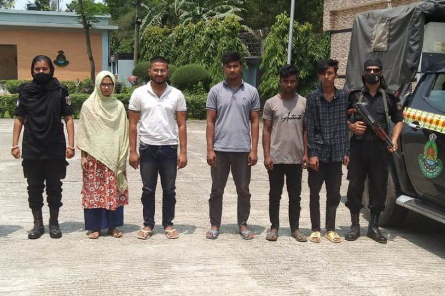 মাত্র বিশেই সাইবার ক্রাইম জগতের ‘রানী’ হয়ে উঠেন আয়েশা! 