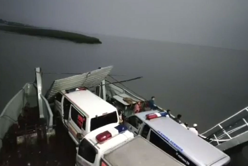 পদ্মায় এবার বিদ্যুতের খুঁটিতে ফেরির ধাক্কা