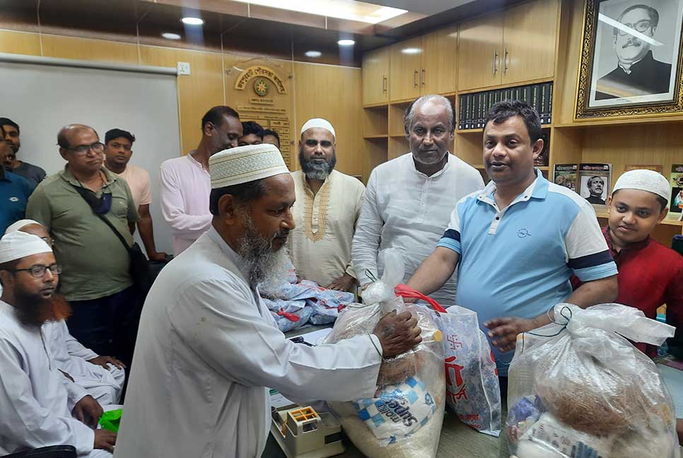 জয়পুরহাটে ইমাম-মুয়াজ্জিনদের ঈদ উপহার বিতরণ