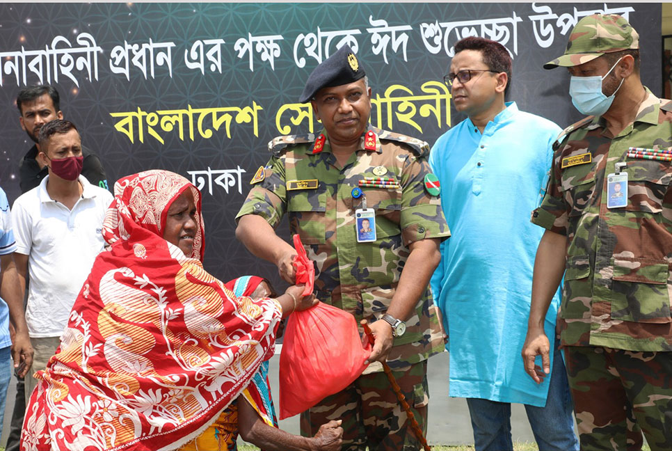 দরিদ্র পরিবারের মাঝে সেনাবাহিনী প্রধানের পক্ষে ঈদ উপহার বিতরণ