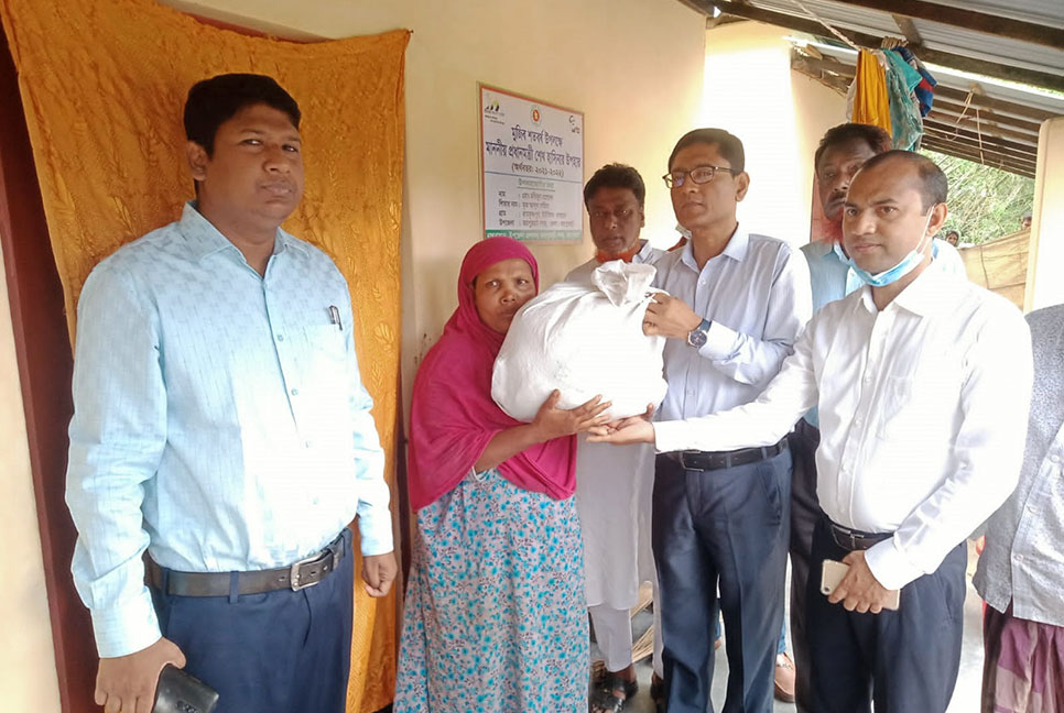 জয়পুরহাটে বাসগৃহ পরিবারের মাঝে প্রধানমন্ত্রীর ঈদ উপহার