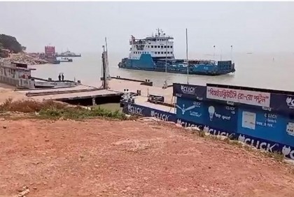 পাটুরিয়ায় অলস বসে আছে ফেরি