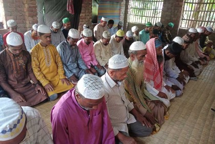 সৌদির সাথে মিল রেখে সাতক্ষীরায় ঈদের নামাজ আদায়