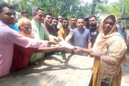 সারিয়াকান্দির অসহায়দের মাঝে ঈদ উপহার বিতরণ