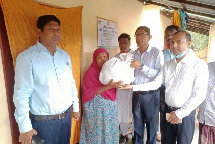 জয়পুরহাটে বাসগৃহ পরিবারের মাঝে প্রধানমন্ত্রীর ঈদ উপহার