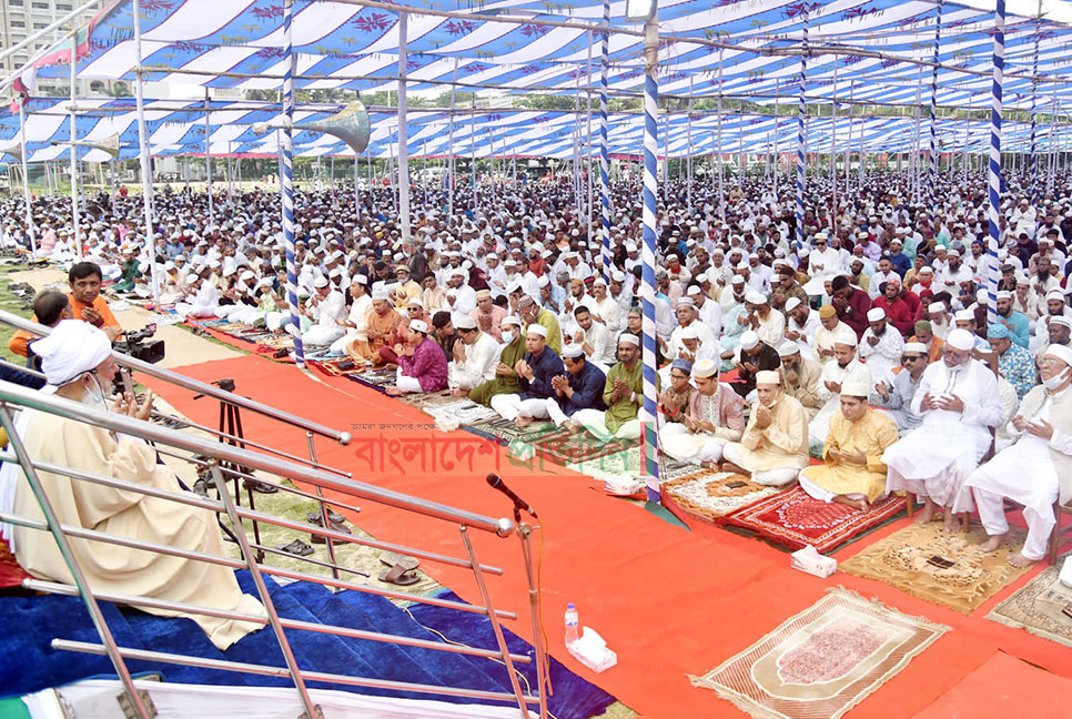 খুলনায় ঈদের জামাতে মুসলিম উম্মাহর শান্তি-সমৃদ্ধি কামনা