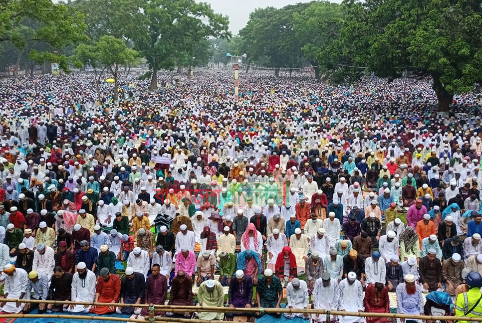 বৃষ্টি উপেক্ষা করে শোলাকিয়ায় লাখো মুসল্লির নামাজ আদায়