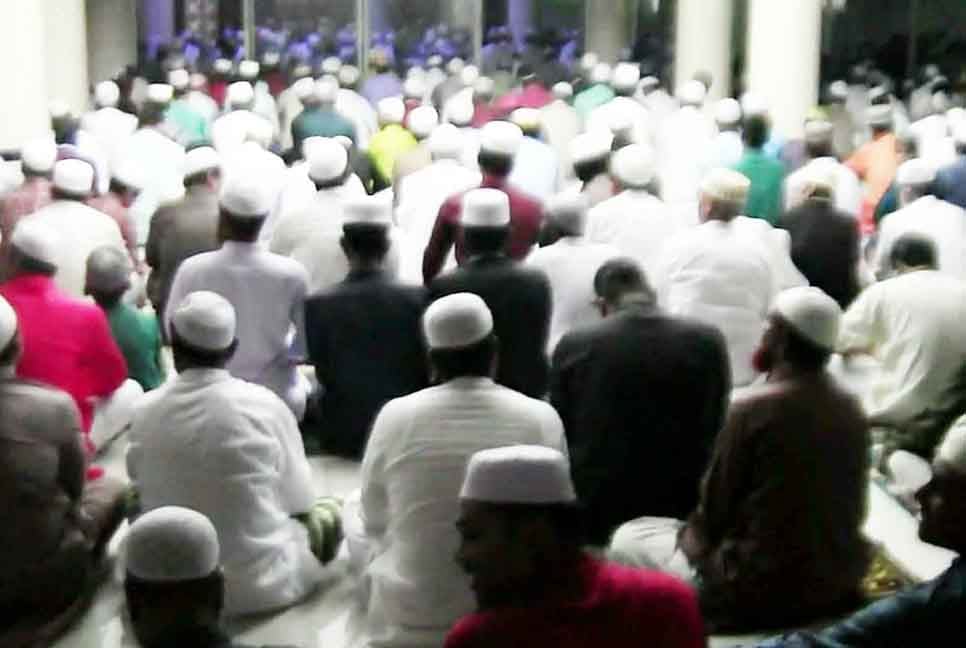 জয়পুরহাটে বৃষ্টির মধ্যে মসজিদে মসজিদে ঈদ জামাত