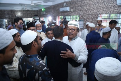 রাজশাহীর বৈরি আবহাওয়ায় ঈদ জামাত হল মসজিদে
