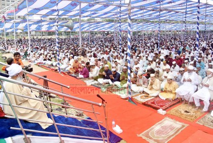 খুলনায় ঈদের জামাতে মুসলিম উম্মাহর শান্তি-সমৃদ্ধি কামনা