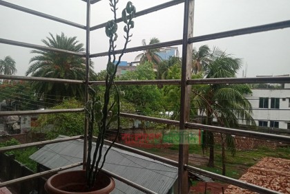 খুলনায় ঈদের দিনে স্বস্তির বৃষ্টি সঙ্গে বিড়ম্বনা