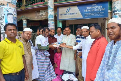 টেকনাফে খাদ্য ও বস্ত্র বিতরণ