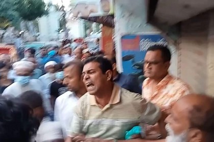 নেত্রকোনায় হামলা চালিয়ে দোকান দখলের চেষ্টা


