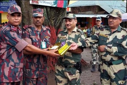 হিলি সীমান্তে বিজিবি-বিএসএফ'র মিষ্টি বিনিময়
