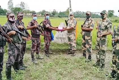 পাঁচবিবি সীমান্তে মিষ্টি দিয়ে বিজিবি-বিএসএফের শুভেচ্ছা বিনিময়