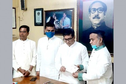 সাংবাদিক সোহেল সানিকে ত্রিশ লাখ টাকার সঞ্চয়পত্র দিলেন প্রধানমন্ত্রী 