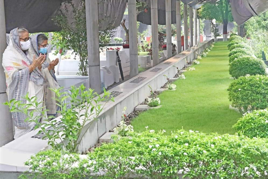 নিহত স্বজনদের কবর জিয়ারত করলেন প্রধানমন্ত্রী