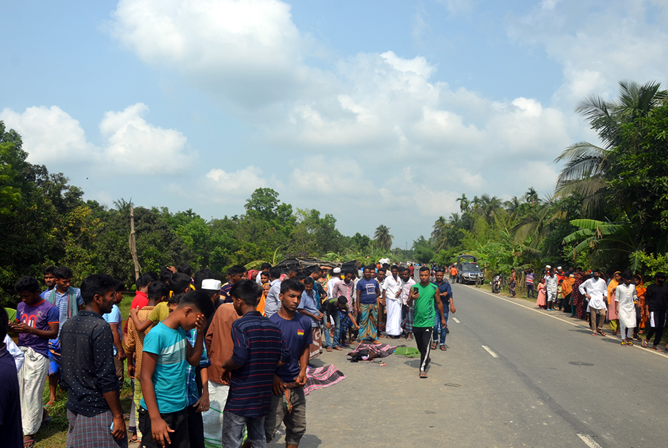 কুষ্টিয়ায় সড়ক দুর্ঘটনায় ঝরে গেল দুই ভাইয়ের প্রাণ  