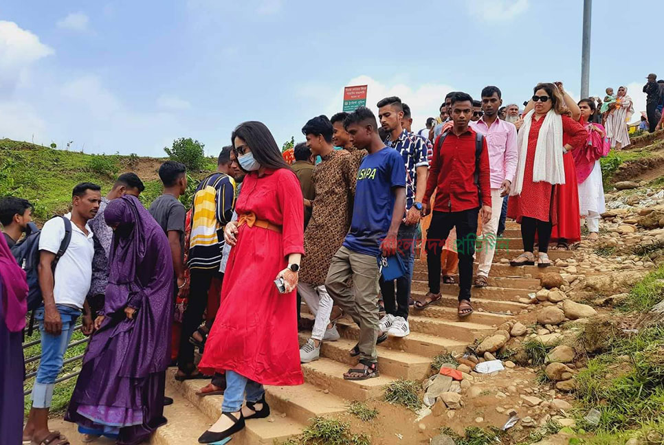 সিলেটের পর্যটনকেন্দ্রে পর্যটকদের উপচেপড়া ভিড়