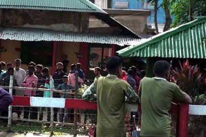 হিলি সীমান্তের শূন্যরেখায় দূর থেকে স্বজনদের দেখেই শান্তি 