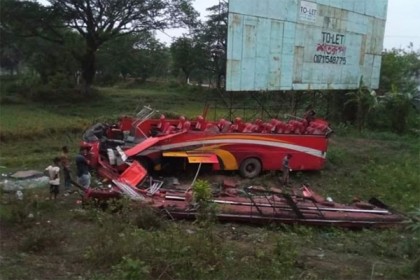 চকরিয়ায় বাস উল্টে নারী নিহত