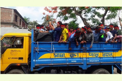 খুলনায় ট্রাকে চড়ে উচ্চ শব্দে গান, সড়কে উচ্ছৃঙ্খলতা 