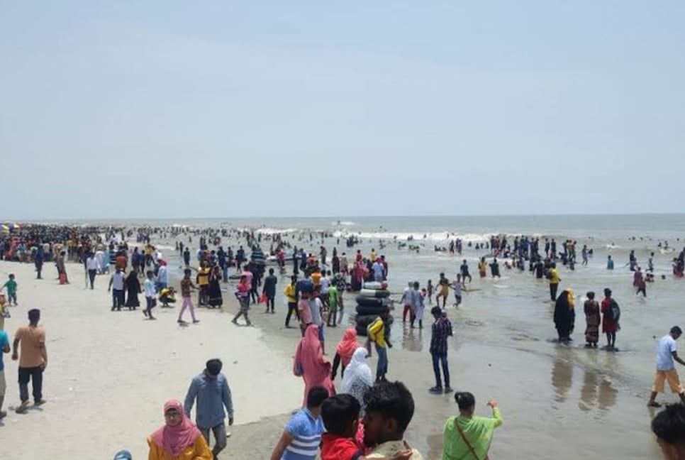 কুয়াকাটায় পর্যটকের ঢল