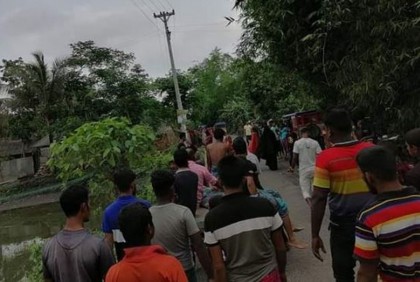 ভ্যানে বাসের ধাক্কা, চাকায় পিষ্ট চালক নিহত

