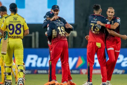 চেন্নাইকে হারিয়ে প্লে-অফের দৌঁড়ে ফিরল ব্যাঙ্গালুর