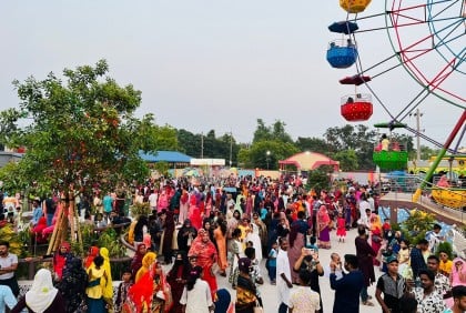 চাঁপাইনবাবগঞ্জে বিনোদন কেন্দ্রে উপচে পড়া ভিড়
