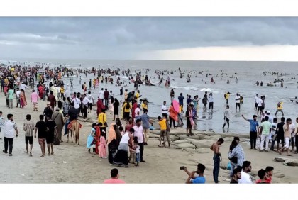 পর্যটকদের পদচারণায় মুখর কুয়াকাটার সৈকত