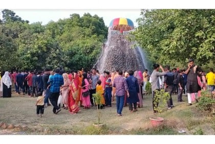 
চুয়াডাঙ্গায় বিনোদন কেন্দ্রগুলোতে দর্শনার্থীদের ঢল