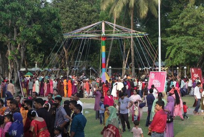 সরকারি ছুটি শেষ, তবুও ঈদ-আনন্দে মগ্ন বরিশাল