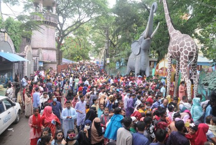চট্টগ্রামের বিনোদন কেন্দ্রে দর্শনার্থীর ঢল  
