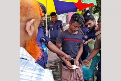 ট্রেনের টিকিট বিক্রির সময় হাতেনাতে দুই কালোবাজারি আটক 