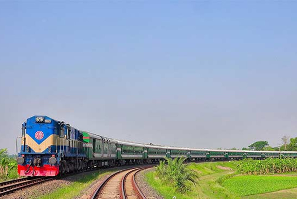 ঢাকায় ফেরার পথে ট্রেনে সন্তান প্রসব

