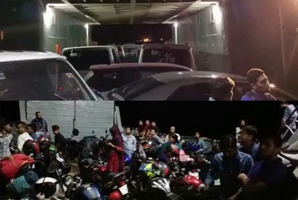 যানবাহন-যাত্রী নিয়ে মাঝপদ্মায় আটকা ফেরি