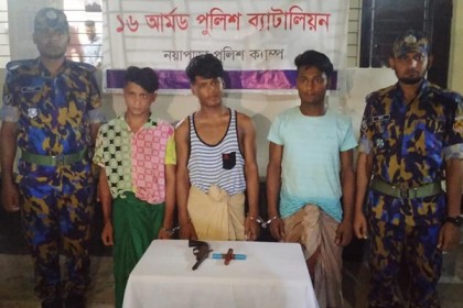 রোহিঙ্গা ক্যাম্প থেকে তিন ডাকাত অস্ত্রসহ গ্রেফতার