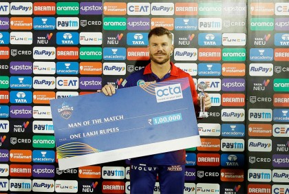 ম্যাচ সেরার পুরস্কারে ধোনিকে পিছনে ফেললেন ওয়ার্নার