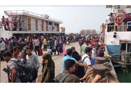 দৌলত‌দিয়া‌য় বাসযাত্রী‌দের ভোগা‌ন্তি