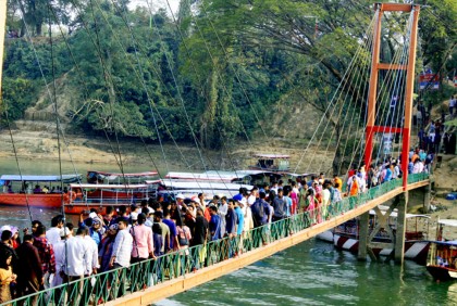 রাঙামাটিতে উৎসবের রঙ, পর্যটকদের উপচে পড়া ভিড়