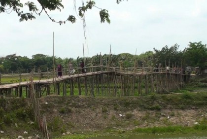 বাঁশের সেতু পাকা হবে কবে, প্রশ্নের উত্তরটা এখনও অজানা তাদের!