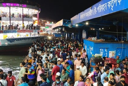 ঢাকামুখী যাত্রীদের ভিড়, নির্ধারিত সময়ের আগেই ছেড়েছে লঞ্চ