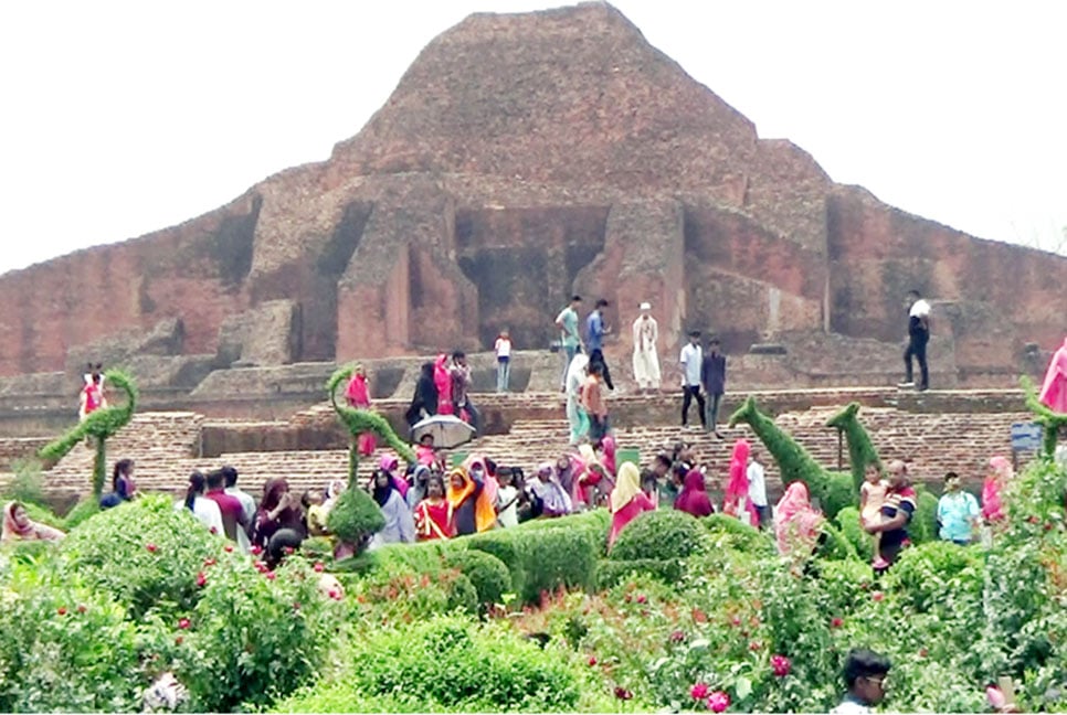 নওগাঁর পাহাড়পুর বৌদ্ধবিহার পর্যটকদের পদচারণায় মুখরিত 