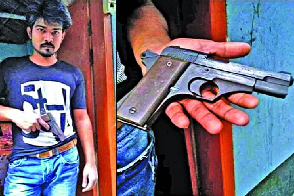 পিস্তল হাতে ছাত্রলীগ নেতার ছবি ভাইরাল সামাজিক মাধ্যমে